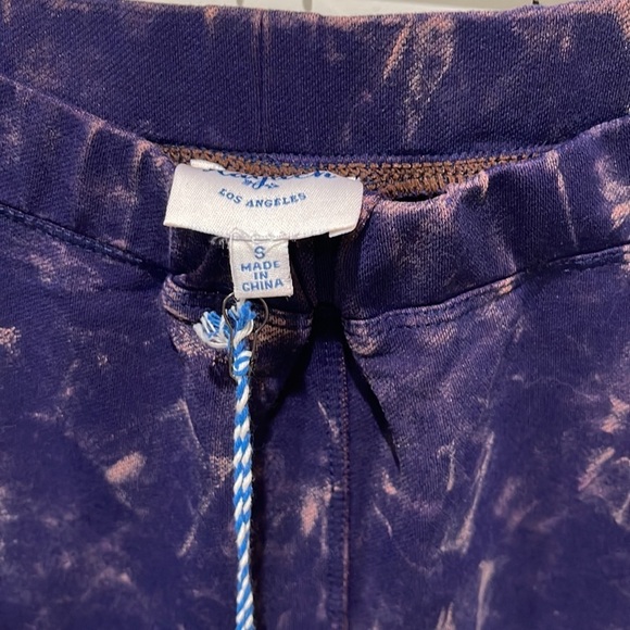 NWT Hayden leggings with 2 pockets on the back purplish in color. - Picture 4 of 4